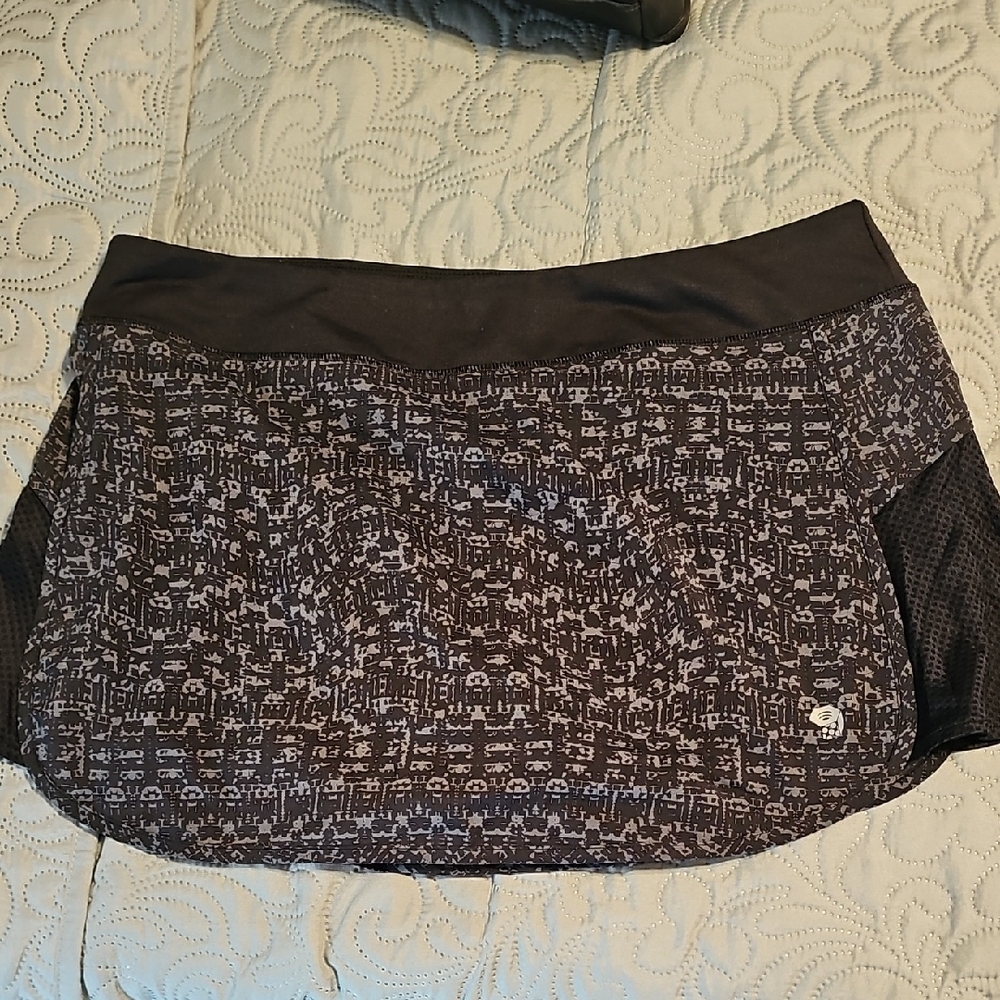 Mountain Hardware Pacer Skirt Skort Black and Gray Pattern